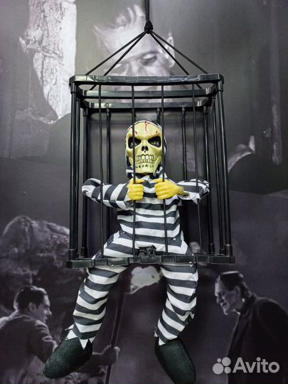 Заключённый в клетке Раздвигает решётки руками