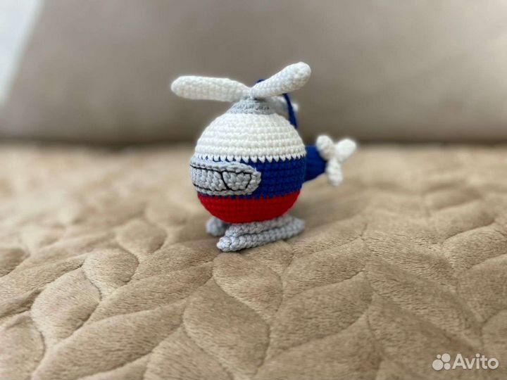 Вязаная игрушка вертолётик