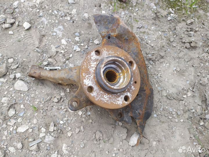 Поворотный кулак передний правый Volkswagen Passat