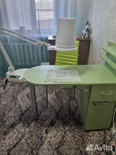 Стол для маникюра и лампа-вытяжка 4 blanc