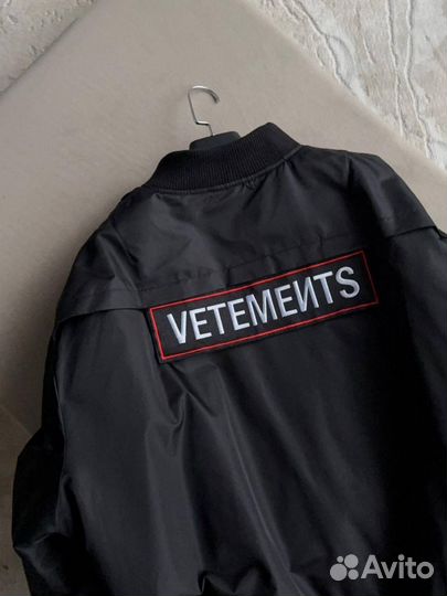 Бомбер vetements police с бирками на руках