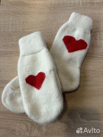 Комплект подарочный варежки и носки с сердечками