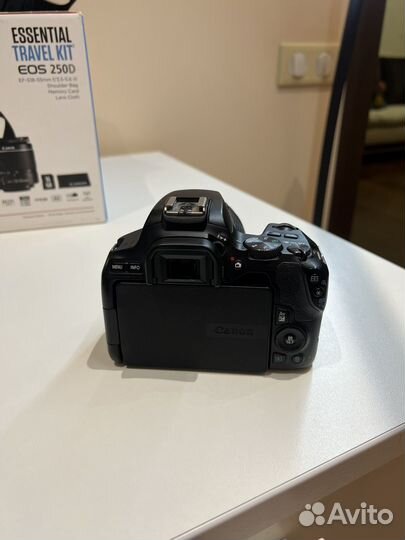 Canon EOS 250D Kit