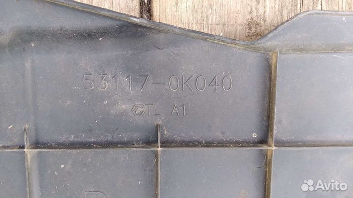 Накладка замка капота Toyota Hilux