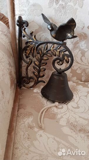 Колокол с голубем