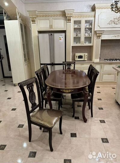 Большой обеденный стол и стулья