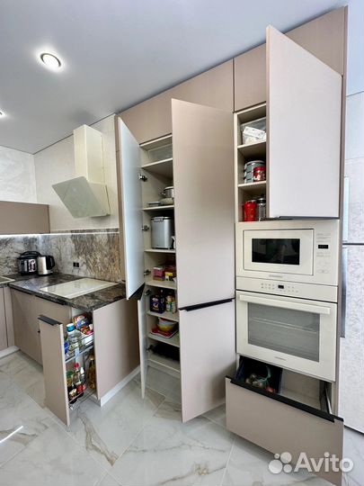 Угловая кухня под потолок на заказ