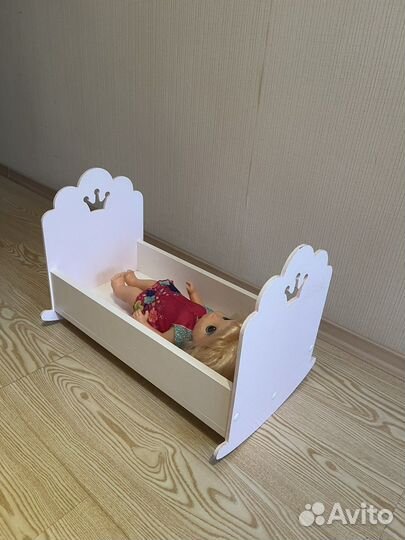 Кукольная кроватка с куклой