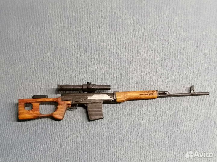 Миниатюрные макеты оружия из дерева на подставке