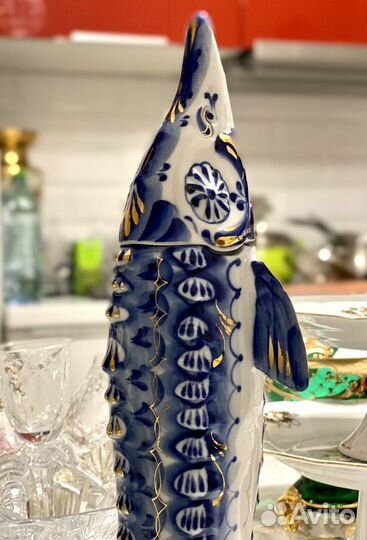 Штоф «Осетр» h 34 см Гжель с золотом. Часы