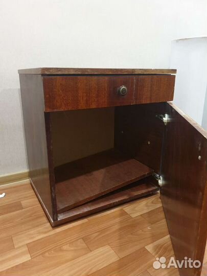 Тумбочка прикроватная