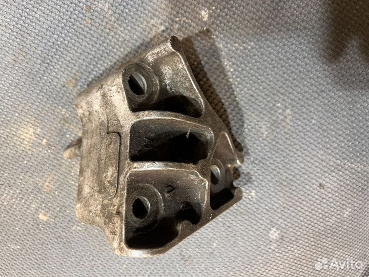 Кронштейн двигателя Toyota Avensis AZT250 1AZ-FSE