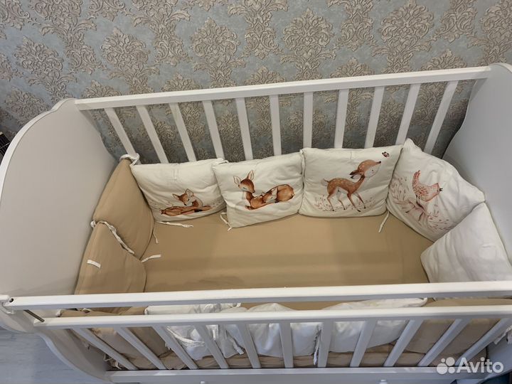 Детская кроватка с маятником и ящиком