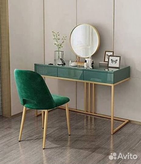 Письменный стол на металлическом основании