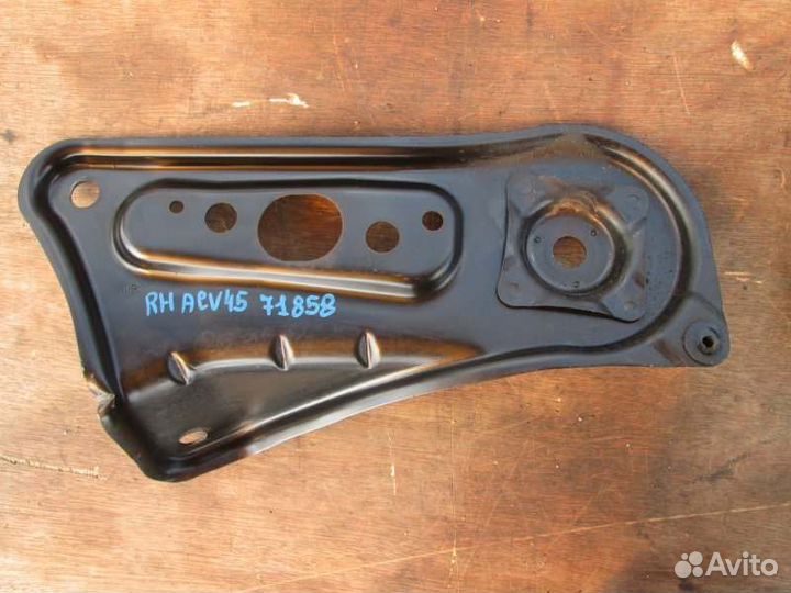 Кронштейн балки двигателя передний правый Toyota