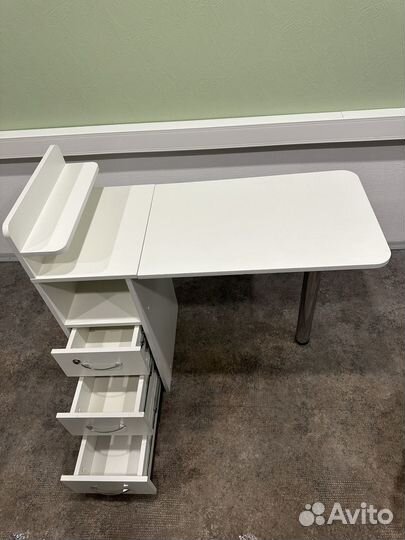 Маникюрный стол