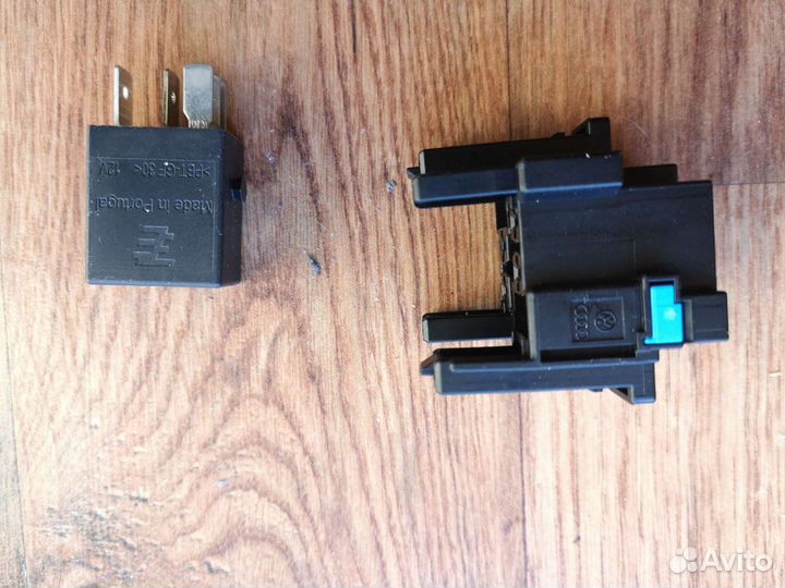 Продаётся реле с кронштейном VAG