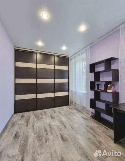 Современный распашной шкаф