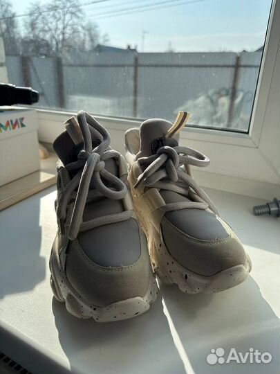 Кроссовки женские