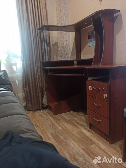 Продам компьютерный стол б/у в хорошем состоянии