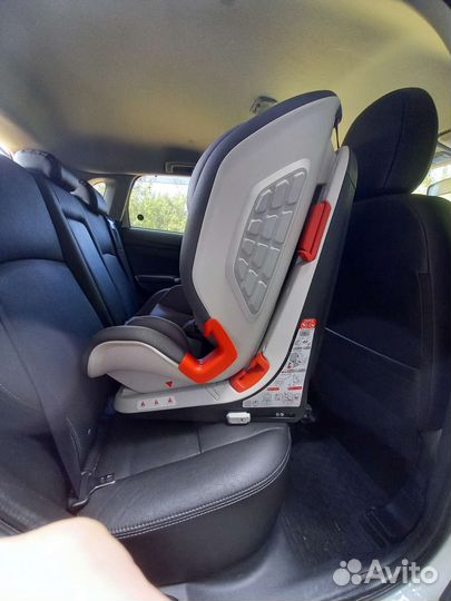 Автокресло детское 9-36 кг. Chicco universe fix