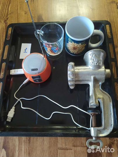 Коробкой посуда с лишними вещами