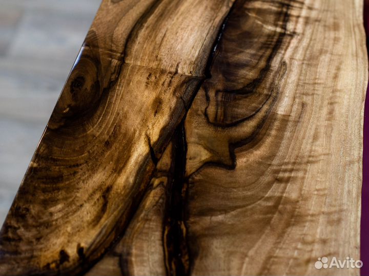 Стол из слэба натурального Грецкого ореха и смолы