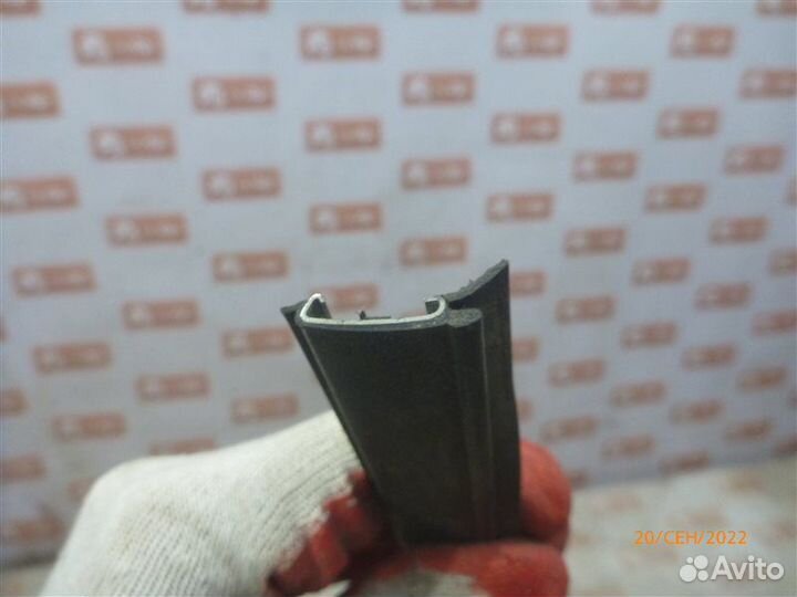 Уплотнительная резинка стекла правая Mitsubishi