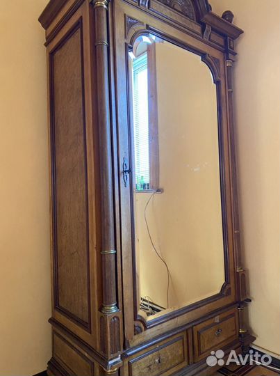 Старинный антикварный шкаф