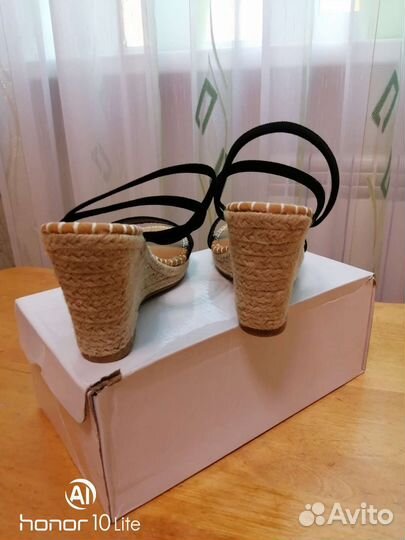 Сандалии новые