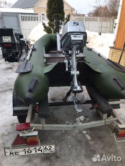 Лодка с мотором и прицепом