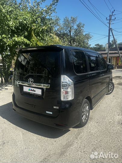 Toyota Voxy, 2011