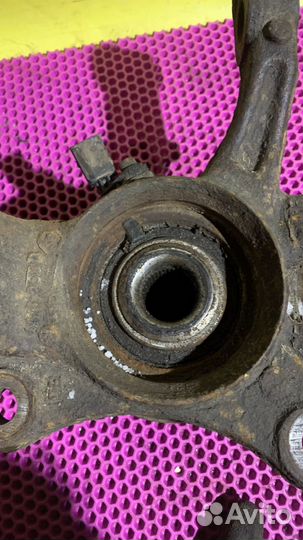 Кулак поворотный передний правый Volkswagen Transp