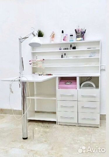 Маникюрный стол