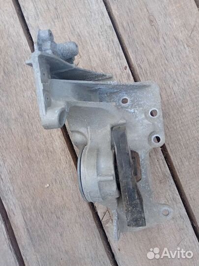 Подушка крепления двигателя Рено Колеос