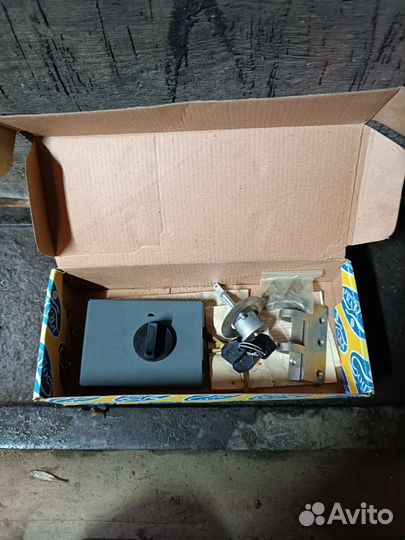 Замок дверной накладной