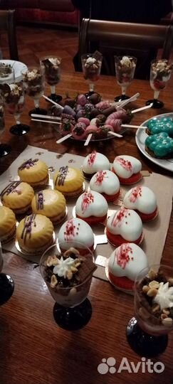 Сладкие букеты, пирожные, клубника в шоколаде