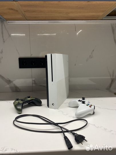 Xbox One s 2 геймпада 1tb