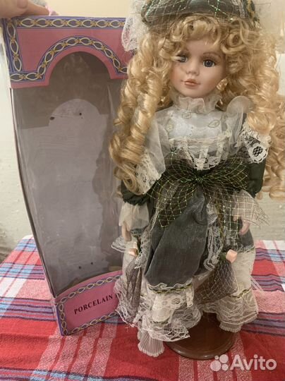 Кукла фарфоровая коллекционная Швеция