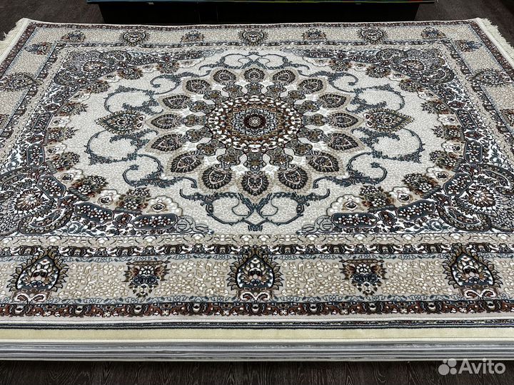 Ковер 2х2,9 новый,классический