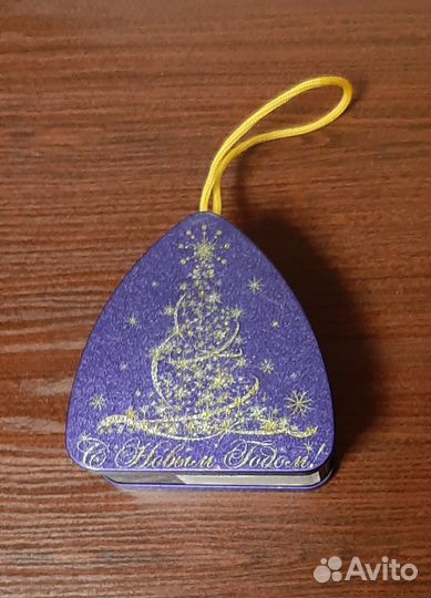 Новогодние жестяные банки