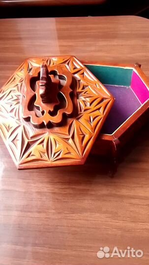 Деревянная шкатулка