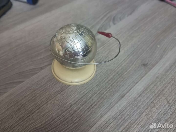 Земной шар с ракетой СССР