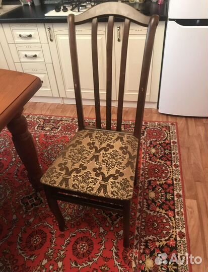 Стол со стульями