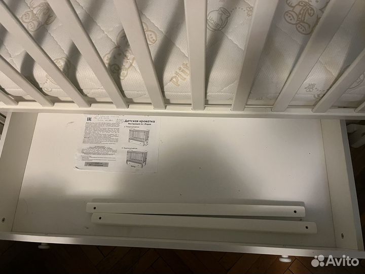 Детская кроватка с маятником и ящиком