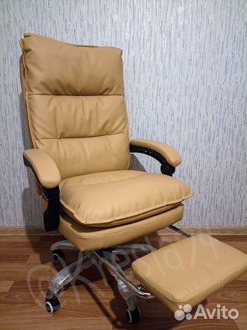 Кресло руководителя бежевого цвета с подножкой