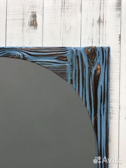 Зеркало в деревянной раме