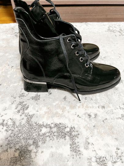 Зимние женские сапоги 38 лаковые новые