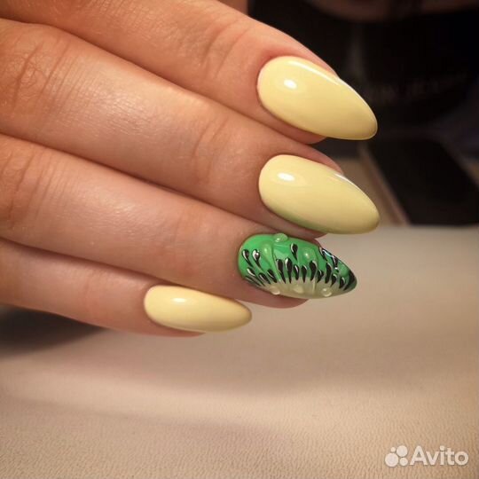 Педикюр с покрытием лаком