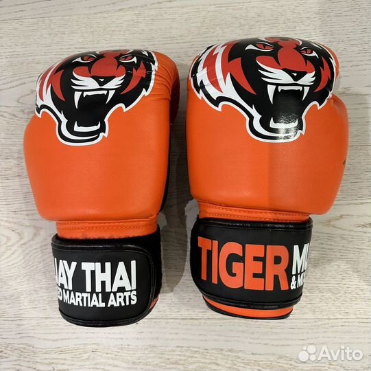 Боксерские перчатки tiger muay thai 10 oz